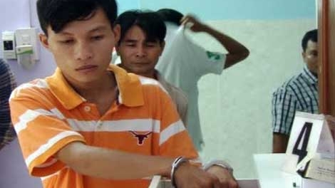 Trộm vàng rồi gửi mẹ ruột đem bán