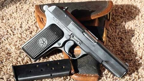 Găm súng trong người, ngồi uống cà phê