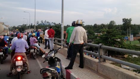 Để lại xe máy, nam thanh niên nhảy cầu tự tử