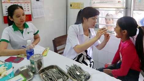 Khám, phát thuốc và tặng quà cho 200 trẻ em có hoàn cảnh khó khăn