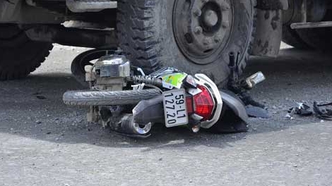 Gặp nạn khi chở con đi học về