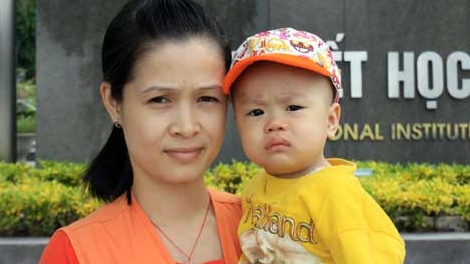 Câu chuyện xúc động về một Thượng tá Công an và hai mẹ con cậu bé 8 tháng tuổi bị ung thư máu