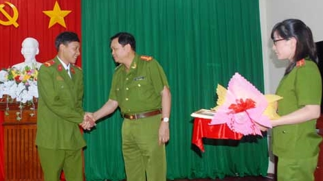 Khen thưởng Cảnh sát PCCC trẻ dũng cảm cứu người