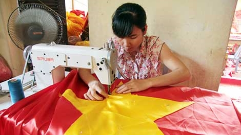 Gia đình 4 đời may cờ Tổ quốc