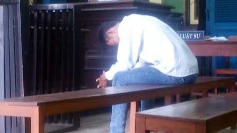 Ngã tử vong khi bị chồng bạn gái truy đuổi