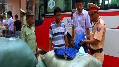 Phát hiện một số lượng lớn hàng lậu trên xe khách