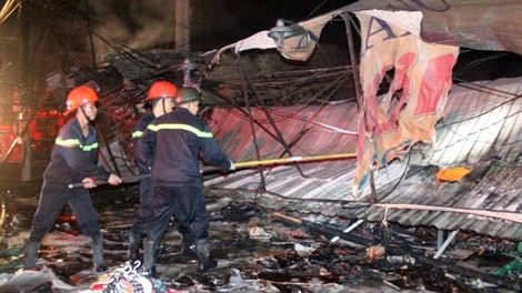 4 cửa hàng quần áo cháy rụi trong đêm