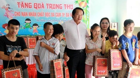 Mang Trung thu đến với nhưng trẻ bị nhiễm chất độc da cam