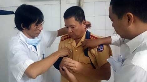 CSGT bị thương khi can ngăn đối tượng say rượu, ném đá người đi đường