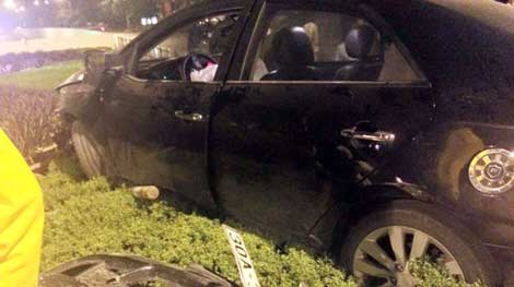 Tài xế say rượu lao ô tô lên hè ‘ngủ’