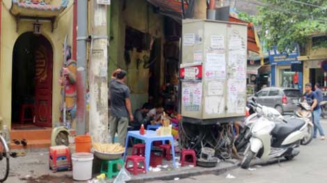 Phớt lờ cảnh báo mất an toàn điện ngay giữa phố