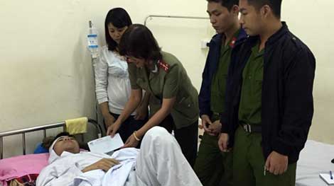 Tặng quà chiến sỹ Cảnh sát PCCC Hà Nội bị thương