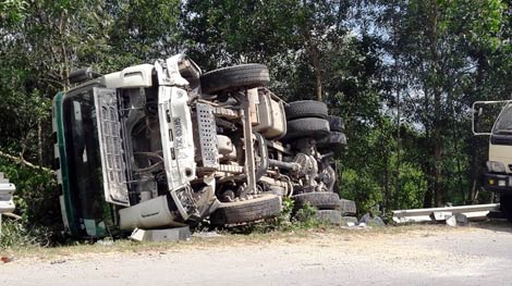 Tài xế ngủ gật, xe tải lật nhào trên quốc lộ