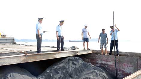 Chống buôn bán than trái phép trên tuyến biển