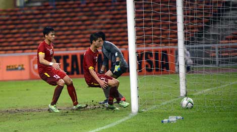 Câu chuyện bóng đá: Vỡ luật, vỡ lệ...