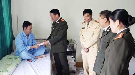 Thăm hỏi, tặng quà cán bộ CSGT bị thương khi đang làm nhiệm vụ