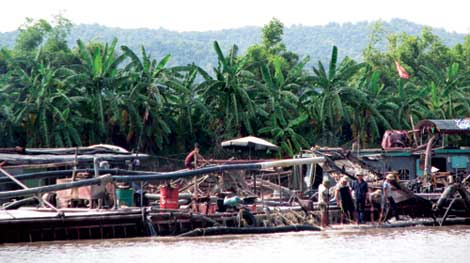 Sông bị "rút ruột": Dân bức xúc, chính quyền chẳng hay biết!?