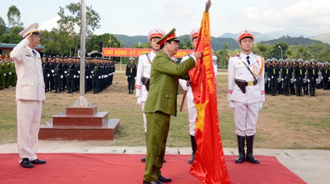 Trung đoàn CSCĐ Tây Bắc đón nhận Huân chương Chiến công hạng Ba
