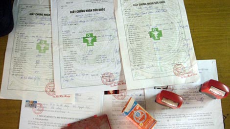 Triệt phá 2 đường dây sản xuất và bán giấy chứng nhận sức khỏe giả 