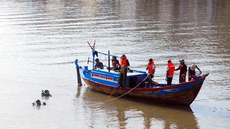 Ngồi nhậu giữa sông, lật thuyền một người mất tích