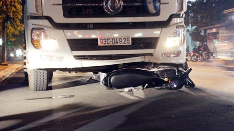 May mắn thoát nạn nhờ bám đầu container