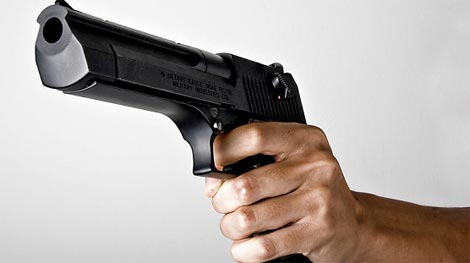 Đang ăn bị chĩa súng vào đầu