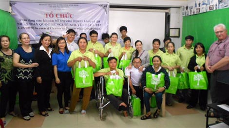 Trao tặng nhiều khoản trợ giúp cho người khuyết tật