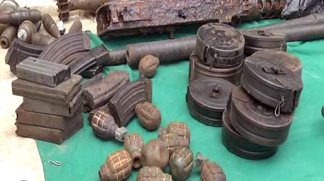 Một người dân giao nộp cả "kho" vũ khí, đạn dược sưu tầm hàng chục năm