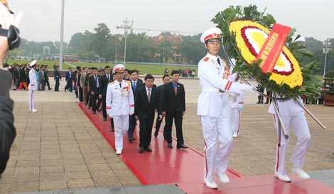 Đoàn đại biểu Đại hội Tài năng trẻ Việt Nam báo công dâng Bác