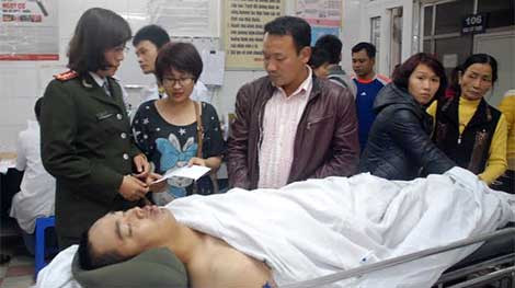 Thăm hỏi, tặng quà cán bộ CSGT bị xe tải kéo lê 20m