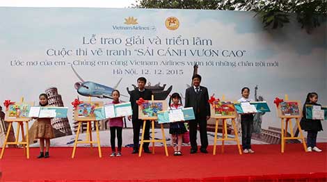 Trao giải cuộc thi vẽ tranh “ Sải cánh vươn cao” cùng Vietnam Airlines