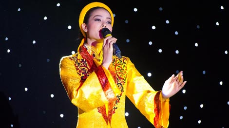 Phạm Hương hát “Dạ cổ hoài lang” tại Hoa hậu Hoàn vũ thế giới