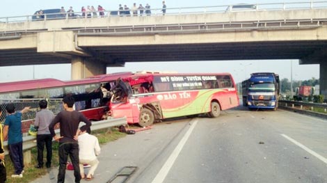 Xe buýt đâm xe khách, 2 người chết, 10 người bị thương