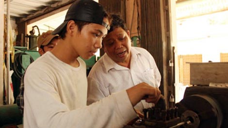Người đàn ông mở xưởng cơ khí dạy nghề và cảm hóa 300 đứa trẻ lang thang