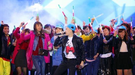 Mưa lạnh, Bảo Anh và Dương Triệu Vũ vẫn mang “lửa” đến với công nhân