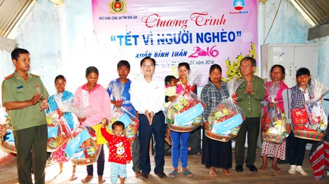 Mang Tết đến sớm với bà con vùng căn cứ cách mạng