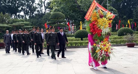 Thứ trưởng Thường trực Đặng Văn Hiếu dâng hương tại Khu di tích Kim Liên và Nhà tưởng niệm Cố Bộ trưởng Trần Quốc Hoàn