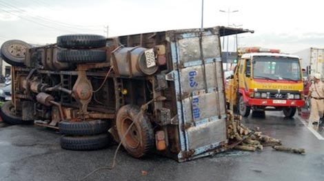 Va chạm kinh hoàng giữa xe tải và xe chở keo