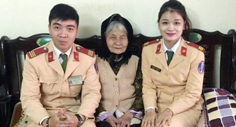 Cảnh sát giao thông giúp cụ bà bị lạc về nhà