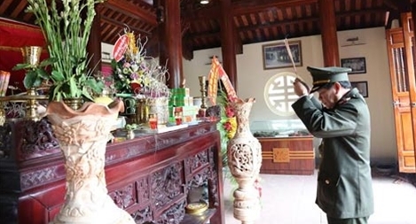 Dâng hương tại nhà Tưởng niệm cố Bộ trưởng Trần Quốc Hoàn