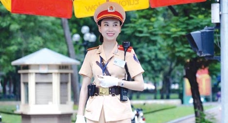 Những bóng hồng đứng chốt giờ cao điểm