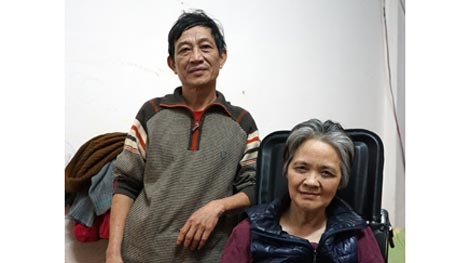 Người đàn ông hơn 20 năm làm "đôi chân" cho vợ