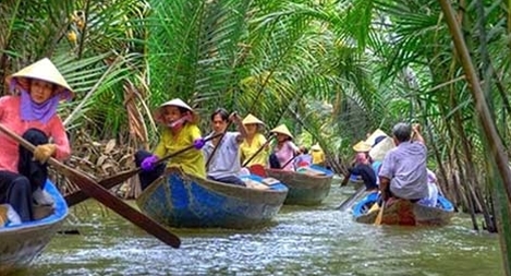 Dân thành phố đổ xô du lịch, hành hương…