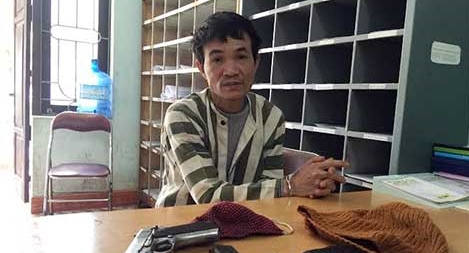 Mang súng quân dụng cướp tài sản phụ nữ trong ngày Tết