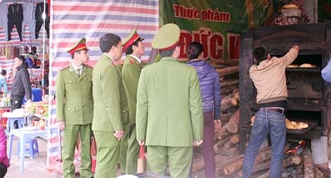 "Bà hỏa" dòm ngó Lễ hội Chùa Hương