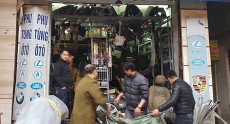 Hàng loạt cửa hàng bán phụ tùng ôtô ở "chợ Trời" tiếp tục bị 'sờ gáy'