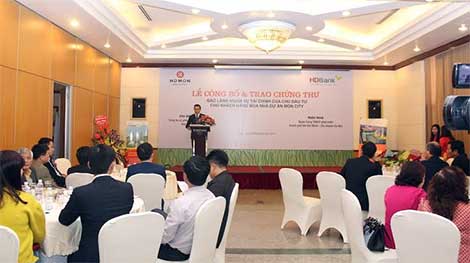 Khách hàng mua chung cư Mon City được trao chứng thư bảo lãnh nghĩa vụ tài chính