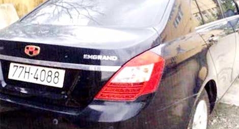 Xế hộp tiền tỷ gắn... biển số xe khách ngang nhiên lưu thông