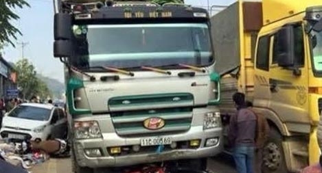  Xe tải “nhường đường”, ủi một loạt ô tô xe máy