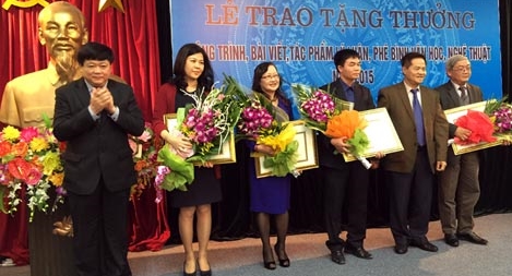 Tặng thưởng 19 tác phẩm lý luận phê bình xuất sắc trong năm 2015